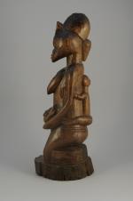 Statue SENOUFO.Côte d'Ivoire.Bois à patine brune cirée.Hauteur: 64 cm.Elle représente...
