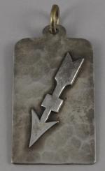 JEAN DESPRÉS (1889-1980). Plaque-pendentif de forme rectangulaire en métal argenté....