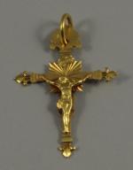 CROIX pendentif en or représentant Le Christ sur une face...