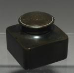 ENCRIER de VOYAGE, composé d'un flacon cubique en bakélite noir...