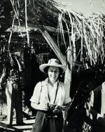 Portrait de Gisèle FREUND (1908-2000)Munie de son inséparable Leica, Chili,...
