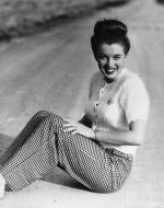 André DE DIENES (1913-1985)Marilyn Monroe (1926-1962),assise sur un chemin, décembre...