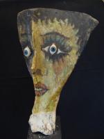 " La Femme aux yeux chavirés ".Os peint, polychrome, face...