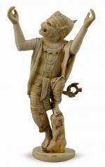 OKIMONO en ivoire à patine jaune, Hanuman debout, la jambe...