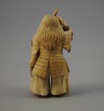 OKIMONO en ivoire à patine jaune, figurant un samouraï debout...