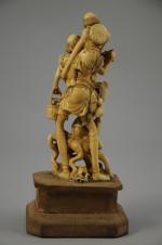 OKIMONO en ivoire à patine jaune, représentant Ashinaga et Tenaga...