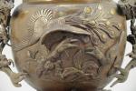 BRÛLE-PARFUM en bronze à décor de dragons aux anses et...