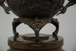 BRÛLE-PARFUM en bronze à décor de dragons aux anses et...
