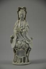 STATUETTE de Guanyin assis, en porcelaine émaillée blanc de Chine,...