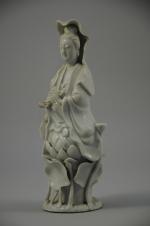STATUETTE de Guanyin assis, en porcelaine émaillée blanc de Chine,...