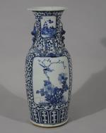 Grand VASE en porcelaine décorée en bleu sous couverte de...