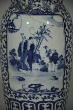 Grand VASE en porcelaine décorée en bleu sous couverte de...
