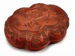 BOÎTE de forme polylobée en laque rouge sculpté de Pékin...