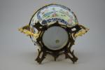 COUPE circulaire en porcelaine chinoise, à monture de bronze ciselé...