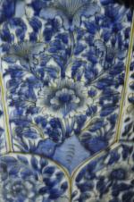 Importante PAIRE de POTICHES couvertes en porcelaine décorée en bleu...
