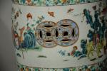 Paire de TABOURETS de forme tonnelet en porcelaine décorée en...