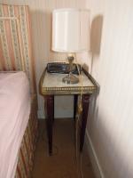 CHAMBRE A COUCHER comprenant : COMMODE style Louis Philippe ouvrant...