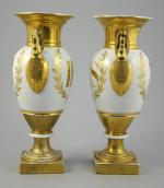 LIMOGES. Paire de vases d'église de forme "fuseau". Porcelaine blanche...