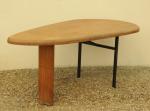 TABLE moderne en bois naturel clair. Plateau en forme d'amande,...