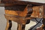TABLE de forme rectangulaire en bois naturel mouluré et sculpté...