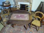 TABLE de style Louis-Philippe en merisier et quatre chaises cannées....