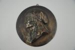 MÉDAILLON en bronze à patine brune représentant un portrait de...