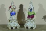 Paire de PORTE-PLUMES en porcelaine figurant chacune un personnage décoré...