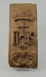 PANNEAU en noyer sculpté en bas-relief des lettres "IHS" couronnées...