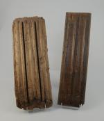 DEUX PANNEAUX en bois sculpté à décor de plis de...
