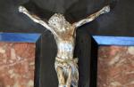 CRUCIFIX en bronze argenté sur une croix en placage d'ébène....