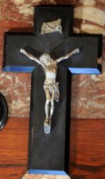 CRUCIFIX en bronze argenté sur une croix en placage d'ébène....