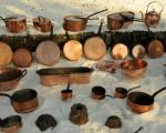 BATTERIES DE CUISINES comprenant environ 37 cuivres, provenant essentiellement du...