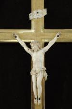 CHRIST en ivoire, cloué sur une croix en bois doré...