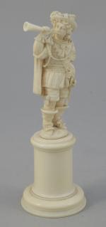 MOUSQUETAIRE SONNANTIvoire sculpté en ronde-bosse figurant un homme d'armes élégamment...