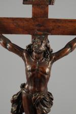 CHRIST en noyer sculpté, cloué sur une croix reposant sur...