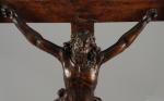 CHRIST en noyer sculpté, cloué sur une croix reposant sur...