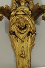 GARNITURE DE STYLE LOUIS XV en bronze doré comprenant un...
