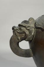 FONTAINE AU DRAGON en bronze patiné de forme boule, à...