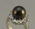 BAGUE en or blanc ornée d'une perle noire de Thaïti...