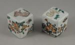 Paire de SCEAUX de forme cubique en porcelaine à décors...
