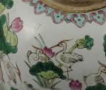 POT À GINGEMBRE en porcelaine polychrome à décor de grues...