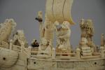 BATEAU-VOILIER transportant  7 personnages, en ivoire sculpté, plaqué, et...