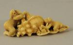 NETSUKE en ivoire sculpté figurant des singes pêchant des crabes...