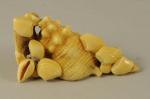 NETSUKE en ivoire sculpté figurant des singes pêchant des crabes...