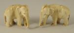 DEUX ÉLÉPHANTS en ivoire sculpté. Haut. 6, Long. 7 cm....