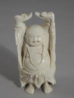 BOUDDHA en ivoire sculpté levant les bras au ciel. Chine,...