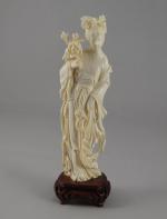 STATUETTE représentant une jeune femme en ivoire sculpté. Chine, XXème....