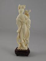STATUETTE représentant une jeune femme en ivoire sculpté. Chine, XXème....