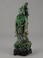 STATUETTE en jade représentant un personnage portant un enfant. Dans...