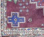 TAPIS kurde (?) en laine à motif de médaillon losangique...